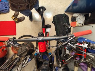 Used Scott Spark RC Team 2022 2022 Mountainbike, Red, 29 — image 7 of 8