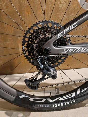 Used Specialized Epic Expert 2022 Mountainbike, Light Gray — image 3 of 11