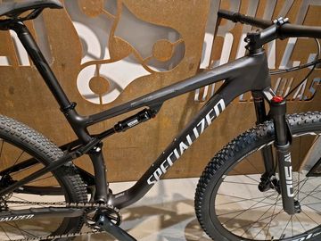 Used Specialized Epic Expert 2022 Mountainbike, Light Gray — image 10 of 11