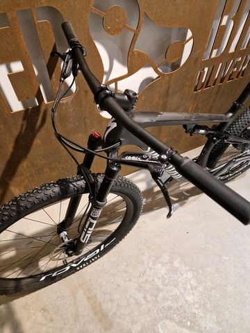 Used Specialized Epic Expert 2022 Mountainbike, Light Gray — image 6 of 11