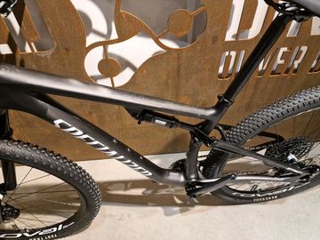 Used Specialized Epic Expert 2022 Mountainbike, Light Gray — image 5 of 11