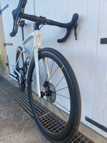 Used Specialized Tarmac SL7 Sport - Shimano 105 2024 2024 Road & Gravel, White — image 4 of 4