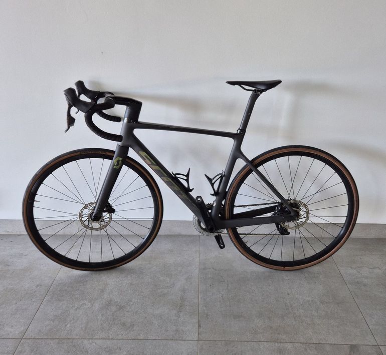 Used Scott Addict 20 2022 2022 Road & Gravel, Schwarz — image 2 of 8