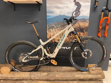 Used Pivot Shuttle AM 2024 Mountainbike, White — image 1 of 4