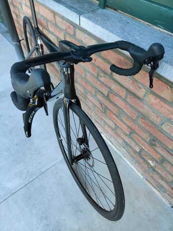 Used Specialized Tarmac SL7 Sport - Shimano 105 2024 2024 Road & Gravel — image 2 of 8