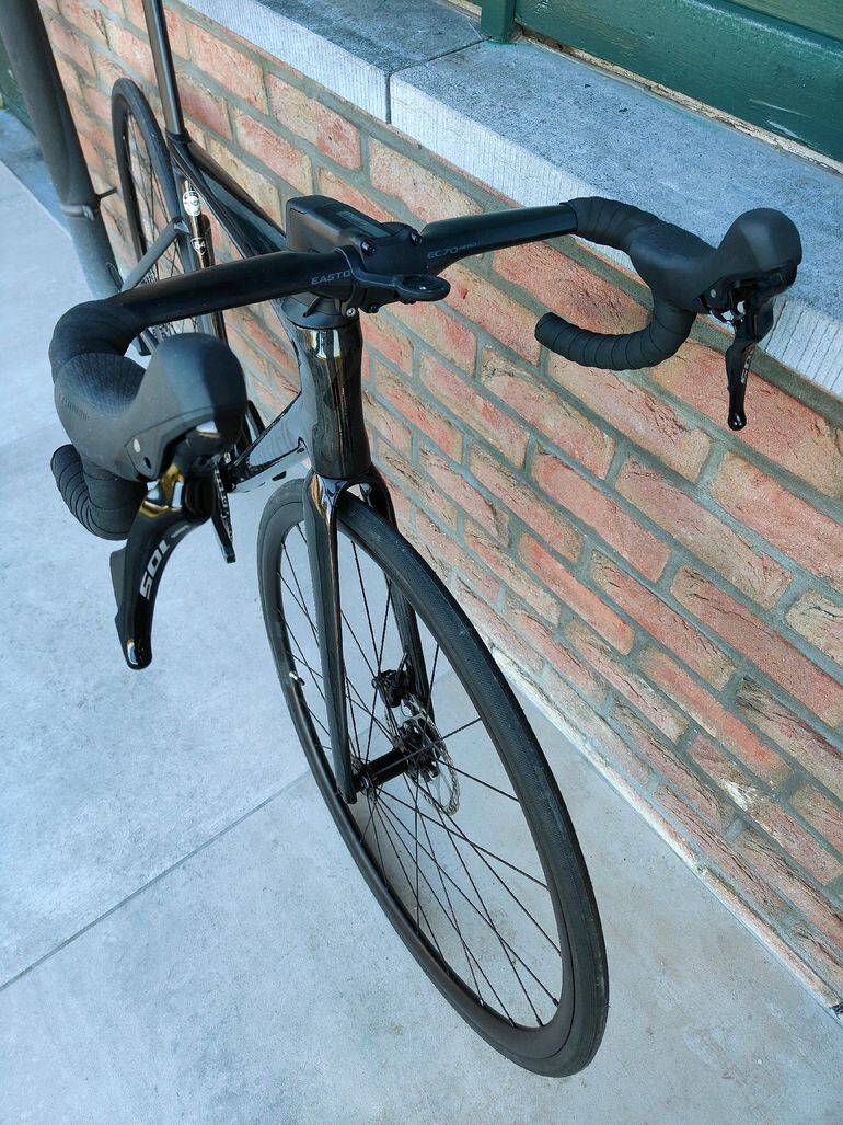 Used Specialized Tarmac SL7 Sport - Shimano 105 2024 2024 Road & Gravel — image 2 of 8