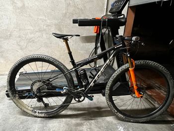 Gebrauchtes Trek Supercaliber 9.8 XT 2020 2020 Mountainbike, Schwarz, 29 — Bild 8 von 9