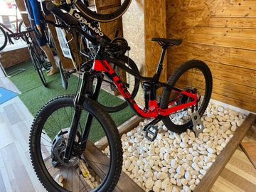 Used Trek Fuel EX 7 2022 2022 Mountainbike, Red, 27.5, 29 — image 1 of 11