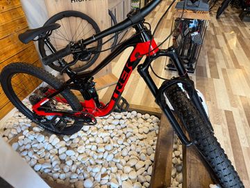 Used Trek Fuel EX 7 2022 2022 Mountainbike, Red, 27.5, 29 — image 4 of 11