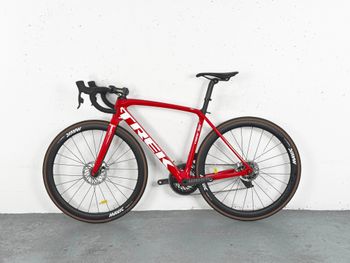 Used Trek Emonda SLR 800 Sram Red AXS Taille 54 / Sam Oomen / Roues Vision TLR SC40 2024 Road & Gravel, Red — image 2 of 4
