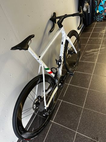 Used Colnago V3-RS Disc 2021 Road & Gravel — image 4 of 5
