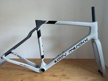 Použité Eddy Merckx Pévèle Carbon Frameset 2024 Road & Gravel