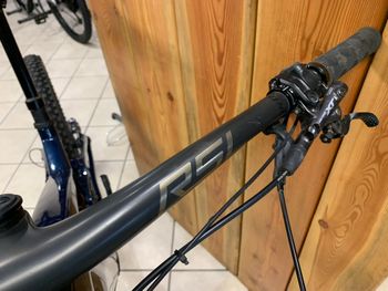 Trek Fuel EXe 9.8 XT 2023 2023 Mountainbike usato, Blu — immagine 9 di 14