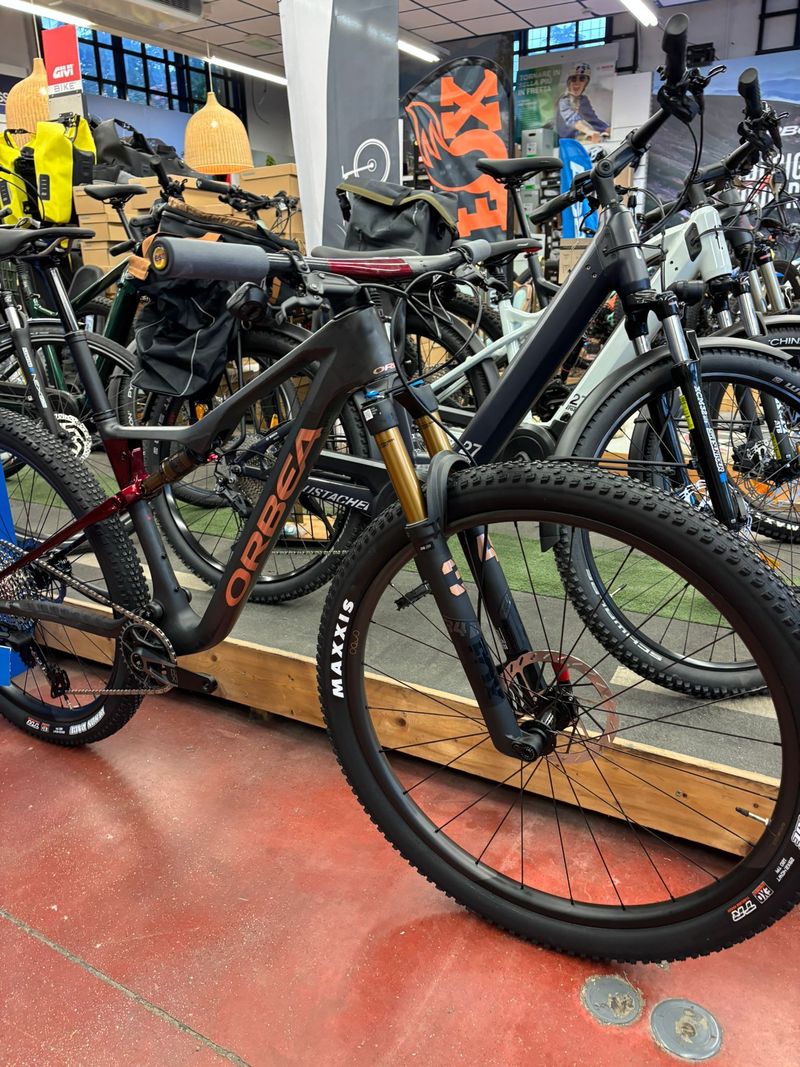 Used Orbea OIZ M-TEAM AXS 2025 Mountainbike, Black — image 4 of 6