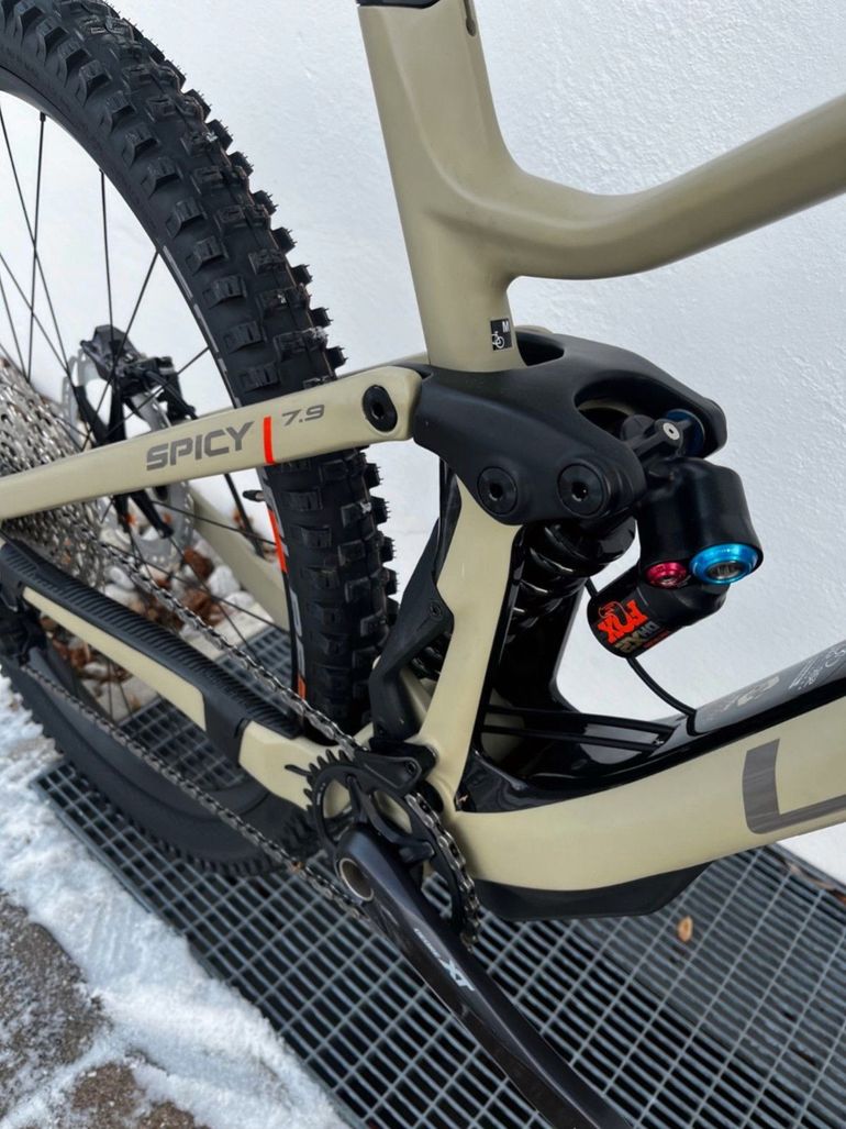 Lapierre Spicy CF 7.9 2022 Mountainbike usato, Grigio chiaro — immagine 5 di 8