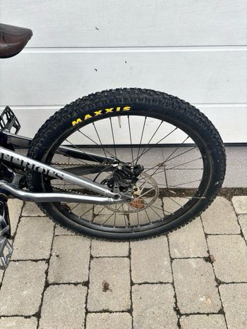 Used Commencal Furious 2020 Mountainbike, Light Gray — image 3 of 4