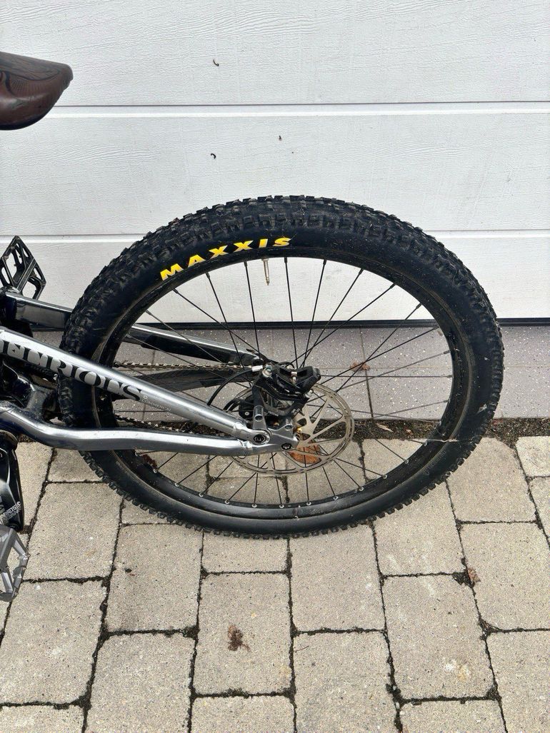 Used Commencal Furious 2020 Mountainbike, Light Gray — image 3 of 4