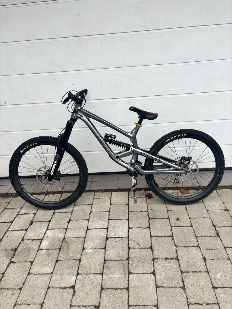 Used Commencal Furious 2020 Mountainbike, Light Gray — image 1 of 4
