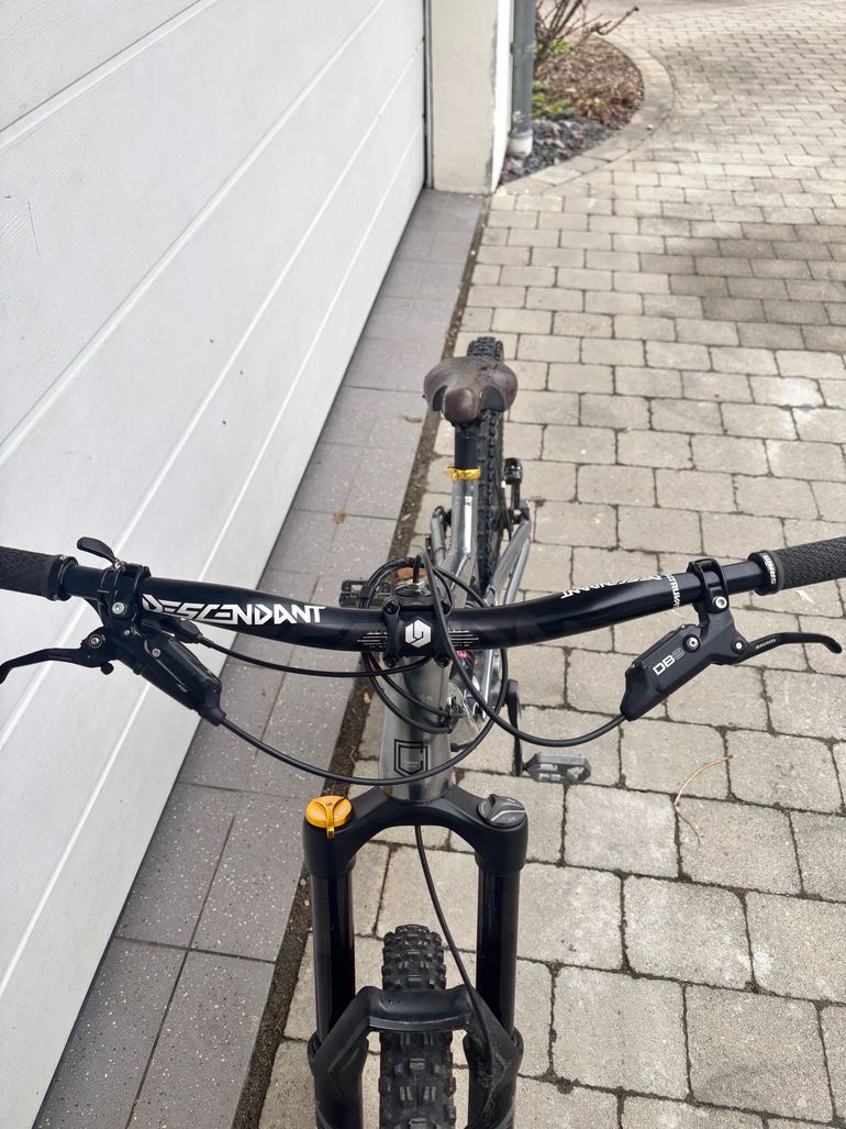 Used Commencal Furious 2020 Mountainbike, Light Gray — image 2 of 4