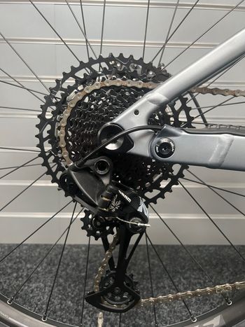 Scott Genius eRIDE 930 2022 2022 Mountainbike usato, Grigio chiaro — immagine 2 di 5