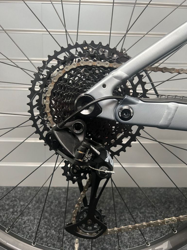 Scott Genius eRIDE 930 2022 2022 Mountainbike usato, Grigio chiaro — immagine 2 di 5