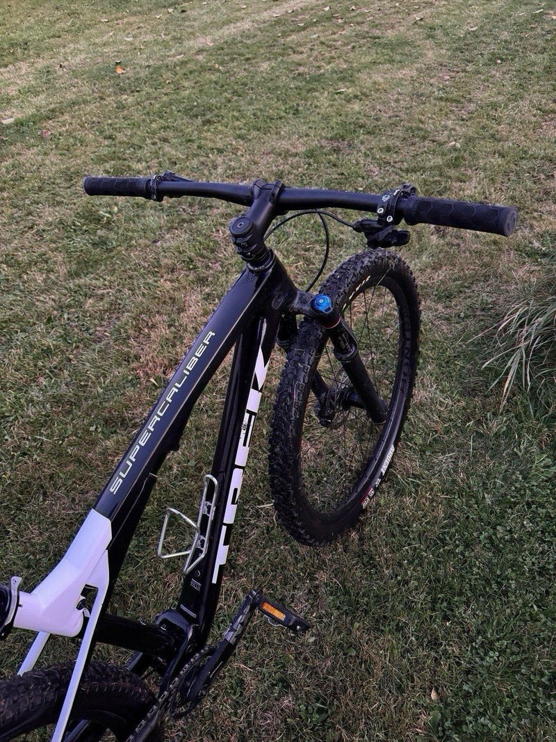 Used Trek Supercaliber 9.7 2021 2021 Mountainbike, Black, 29 — image 7 of 7