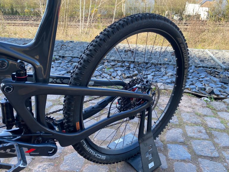 Used Propain Hugene CF 29" Custom 2023 2023 Mountainbike — image 8 of 9