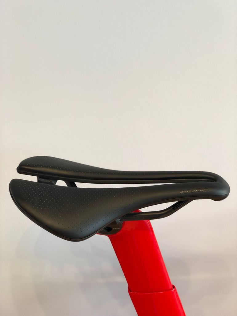 Used Trek Madone SLR 9 Disc 2019 2019 Road & Gravel, Rojo — image 3 of 7