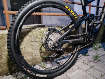 Used Giant Reign Shimano Deore XT 2020 Mountainbike, Light Gray — image 5 of 7