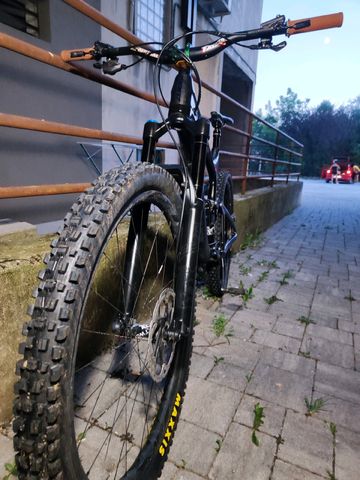Used Giant Reign Shimano Deore XT 2020 Mountainbike, Light Gray — image 3 of 7