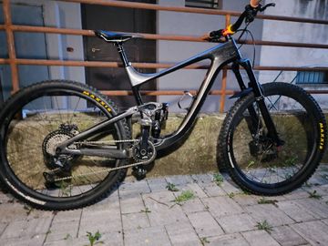 Used Giant Reign Shimano Deore XT 2020 Mountainbike, Light Gray — image 6 of 7