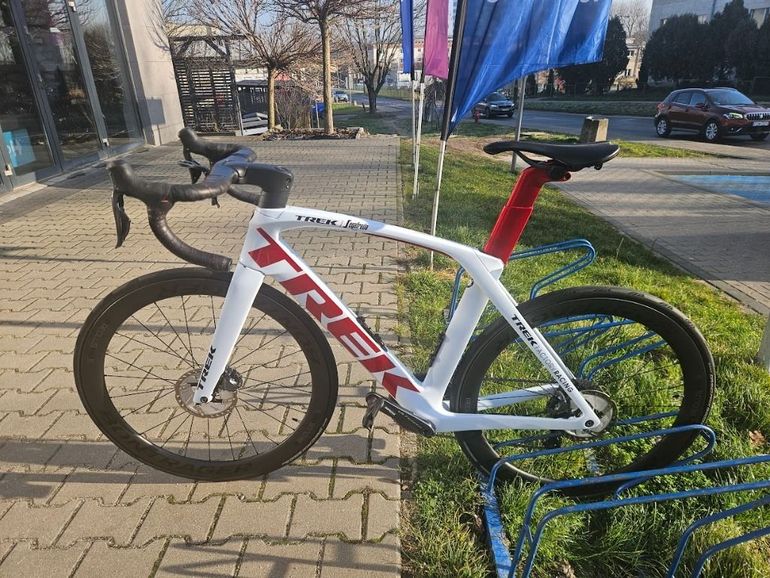 Used Trek Trek Madone SLR 6 disc Speed 2020 Road & Gravel, White — image 1 of 15