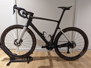 Used Scott Addict Gravel Tuned HMX 2022 Road & Gravel, Light Gray — image 3 of 6