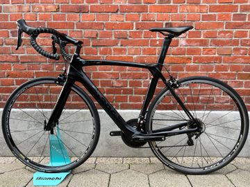 Used Bianchi Oltre XR3 CV Full Carbon/Shimano 105/Disc/Size 55/Fulcrum/Good Condition! 2020 Road & Gravel, Black — image 11 of 14