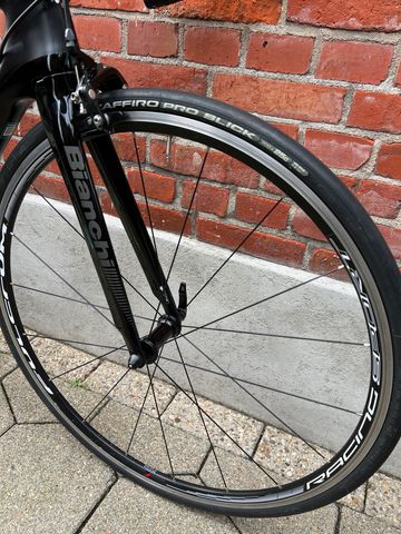 Used Bianchi Oltre XR3 CV Full Carbon/Shimano 105/Disc/Size 55/Fulcrum/Good Condition! 2020 Road & Gravel, Black — image 4 of 14