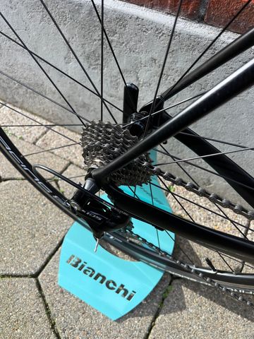 Used Bianchi Oltre XR3 CV Full Carbon/Shimano 105/Disc/Size 55/Fulcrum/Good Condition! 2020 Road & Gravel, Black — image 10 of 14