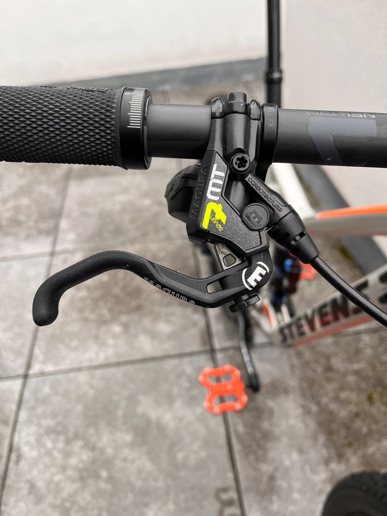 Used Stevens Sledge Max 2018 Mountainbike, Light Gray — image 13 of 15
