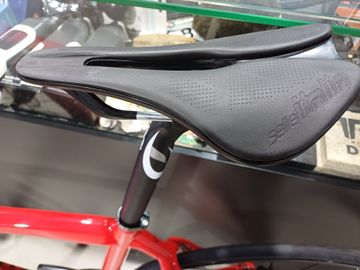 Pinarello DISK SHIMANO 105 2023 Road & Gravel usato, Rosso — immagine 4 di 8