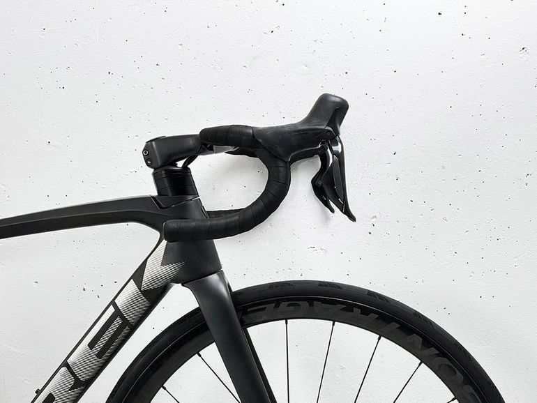 Tweedehands Trek Emonda SLR9 2024 Shimano Dura-Ace di2 12v / Roues Bontrager Aeolus SCL 2024 Road & Gravel — afbeelding 2 van 4