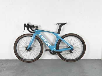 Used Trek Trek Madone SLR 9 gen 7 Sram Red AXS Taille 50 / Roues Vision TLR BS SC 40 2024 Road & Gravel, Blue — image 1 of 6