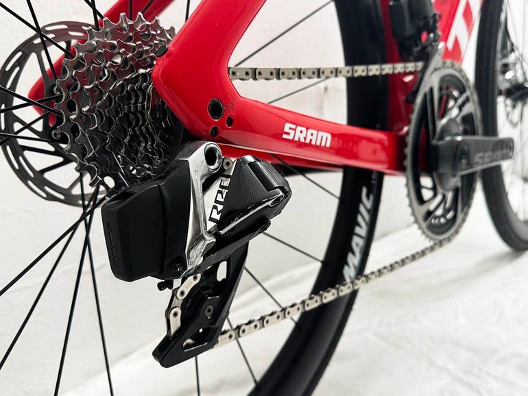 Used Trek Trek Madone SLR 9 gen 7 Sram Red AXS Taille 54 / Julien Bernard / Roues Cosmic 42 SL 2024 Road & Gravel, Black — image 3 of 4