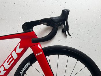 Used Trek Trek Madone SLR 9 gen 7 Sram Red AXS Taille 54 / Julien Bernard / Roues Cosmic 42 SL 2024 Road & Gravel, Black — image 2 of 4