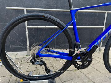 Used Giant Defy Advanced 1 2024 2024 Road & Gravel, Blue — image 10 of 11