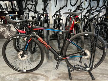 Używany BMC Roadmachine 02 TWO 2018 2018 Road & Gravel — zdjęcie 2 z 3
