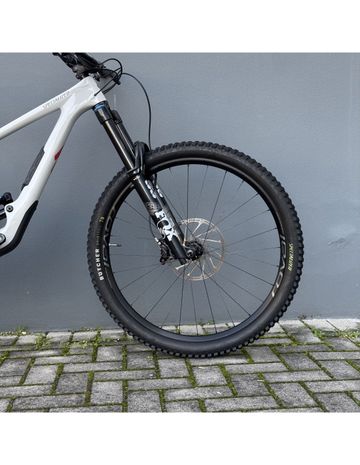 Used Specialized Enduro Expert 2022 Mountainbike, White — image 4 of 10
