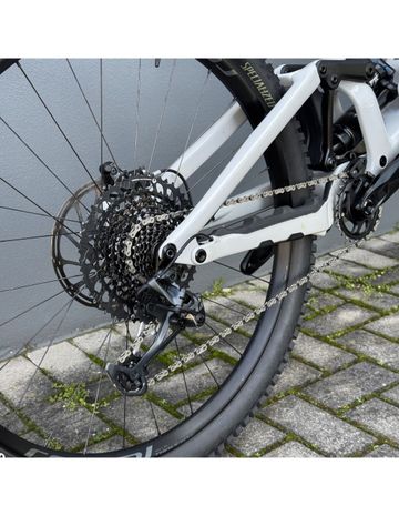 Used Specialized Enduro Expert 2022 Mountainbike, White — image 2 of 10