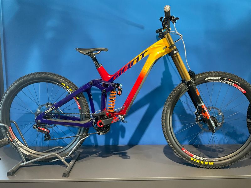 Used Giant Glory Advanced Legend's Edition 2024 Mountainbike, Red — image 1 of 7