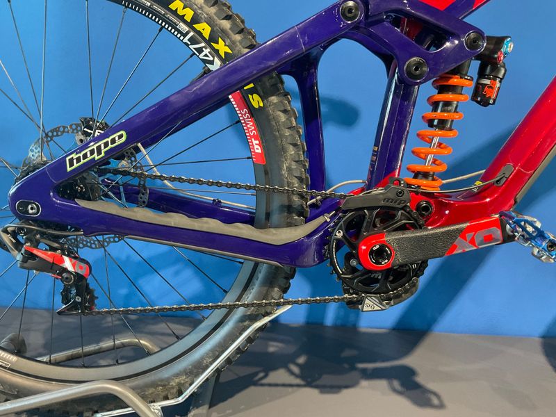 Used Giant Glory Advanced Legend's Edition 2024 Mountainbike, Red — image 2 of 7