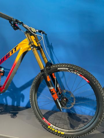 Used Giant Glory Advanced Legend's Edition 2024 Mountainbike, Red — image 3 of 7