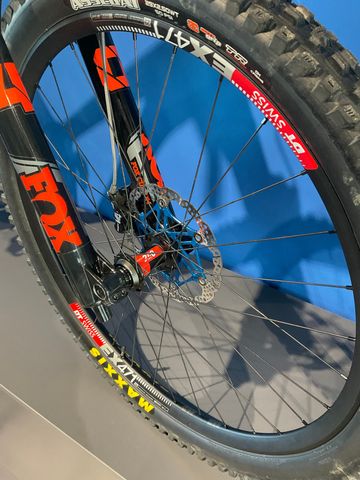 Used Giant Glory Advanced Legend's Edition 2024 Mountainbike, Red — image 5 of 7